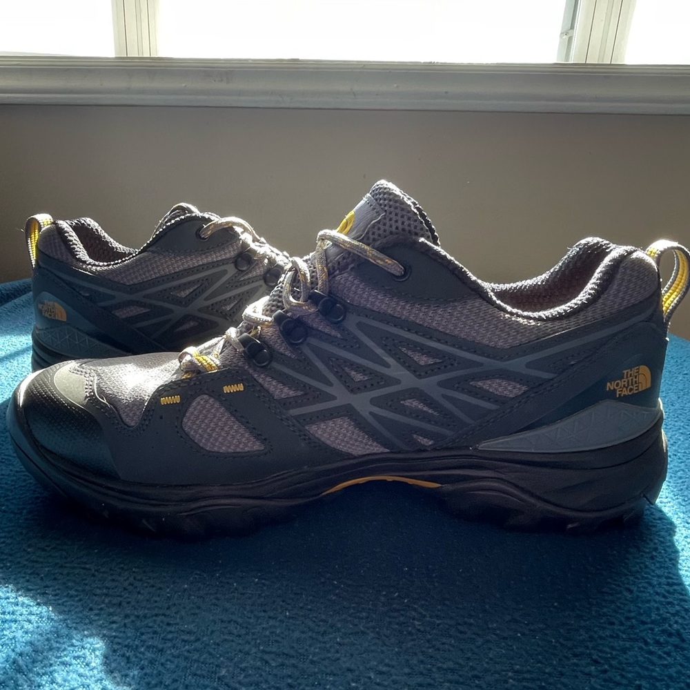 Mens size 10 The North Face shoes